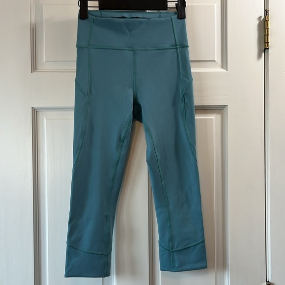 Lululemon In Movement Crop Everlux 19" Inseam in Pacific Breeze - Size 4 - Picture 1 of 9